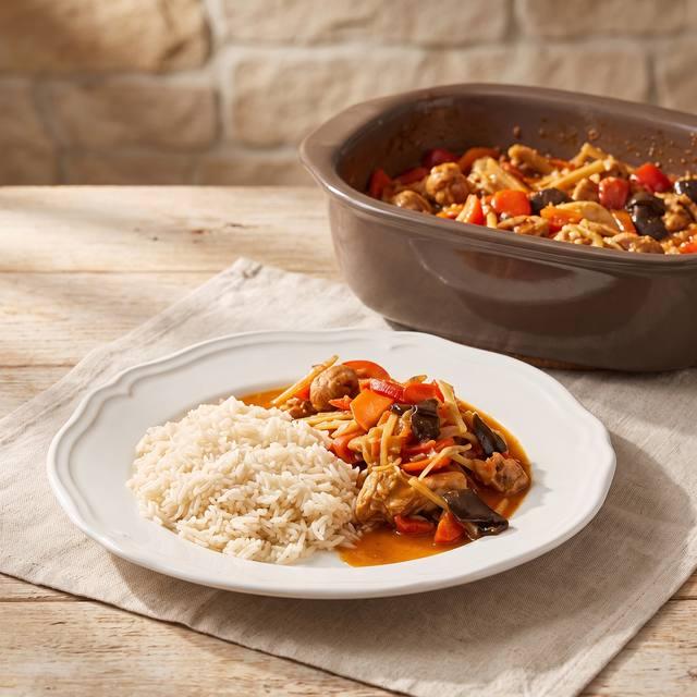 China-Pfanne mit Hähnchen und Gemüse in Teriyaki-Soße auf einem Teller mit Reis – Pampered Chef® Rezept