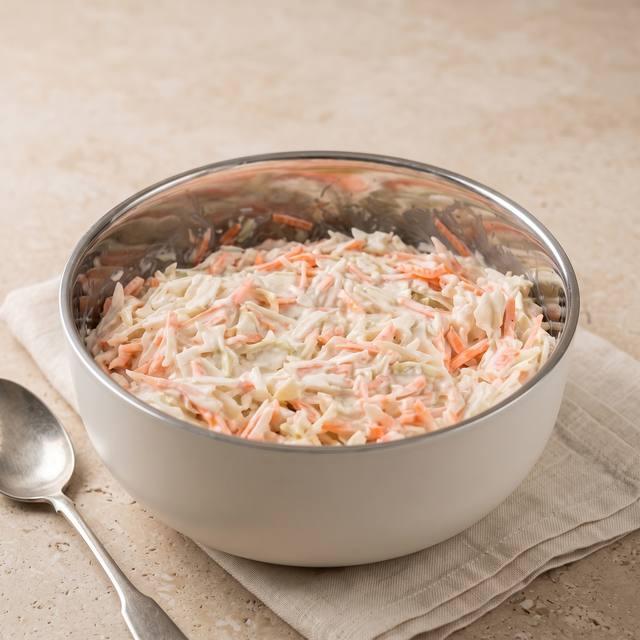Cremiger Coleslaw mit Weißkohl- und Möhrenstreifen in einer Glasschüssel – Pampered Chef® Rezept