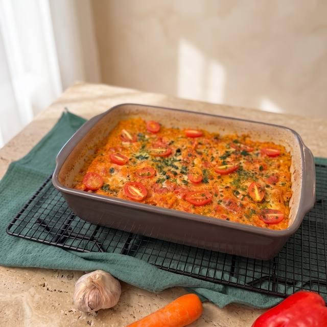 Cremiger Hackfleisch-Nudel-Auflauf mit Cherrytomaten und Petersilie in der Pampered Chef® Rechteckigen Ofenhexe auf einem Kuchengitter