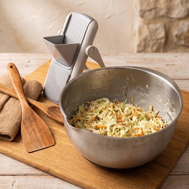 Cremiger Spitzkohl-Crunch-Salat mit Möhren in einer Edelstahl-Rührschüssel – Pampered Chef® Rezept