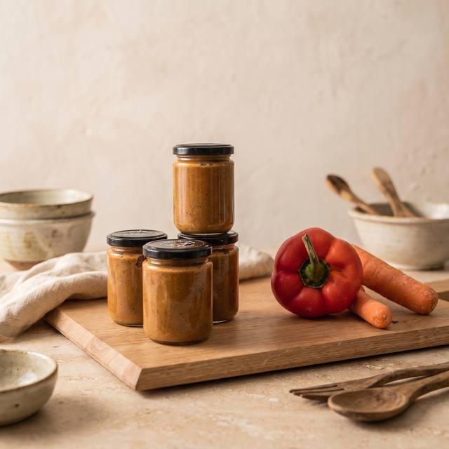Gläser mit selbstgemachter Gemüsepaste neben frischem Gemüse – Pampered Chef® Rezept