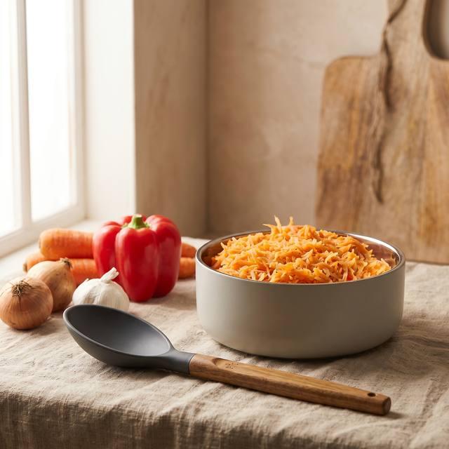 Glasnudelsalat mit geraspelten Möhren in einer runden Pampered Chef® Ofenmeister-Schale, umgeben von frischem Gemüse