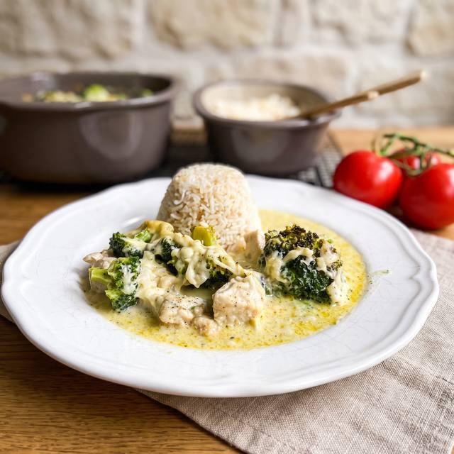 Hähnchen in Soße mit Brokkoli und Reis
