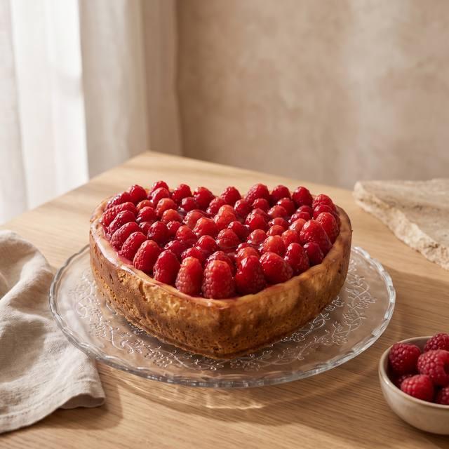 Herzförmige Himbeer-Vanille-Torte mit glänzendem rotem Tortenguss – Pampered Chef® Rezept