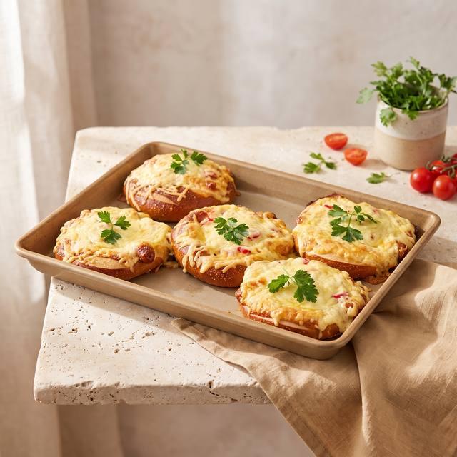Überbackene Kebab-Brezeln mit Hähnchen-Kebab, Cherrytomaten und geschmolzenem Käse auf dem Pampered Chef® Großen Ofenzauberer Plus