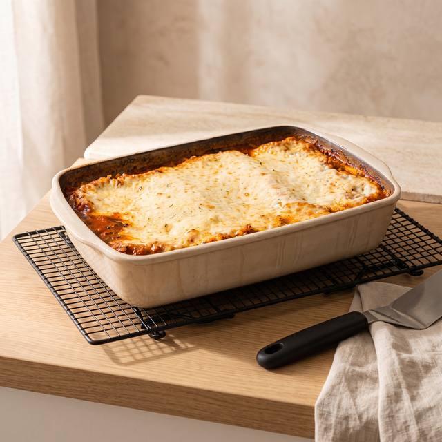 Frisch gebackene Lasagne in der rechteckigen Pampered Chef® Ofenhexe