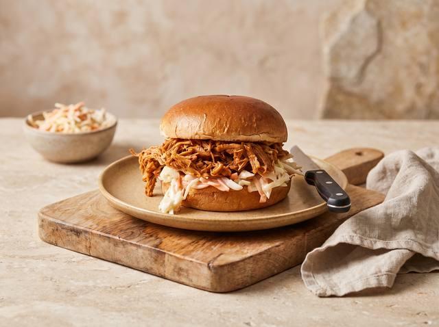 Pulled Chicken Burger mit Coleslaw, im Hintergrund der Pampered Chef® Ofenmeister
