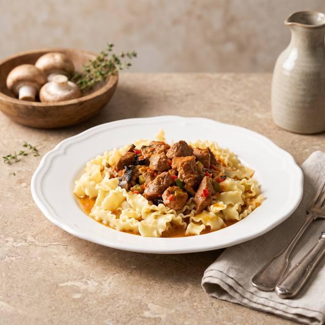 Putengeschnetzeltes Stroganoff-Art mit Champignons in cremiger Soße auf Bandnudeln – Pampered Chef® Rezept