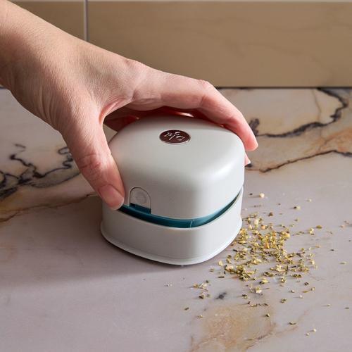 Pampered Chef® Mini-Staubsauger saugt Krümel von der Arbeitsplatte
