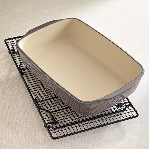 Pampered Chef® Set Hexe: Rechteckige Ofenhexe® aus Stoneware auf dem Kuchengitter