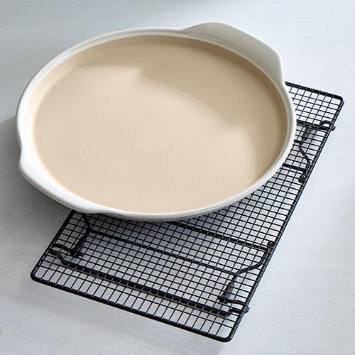 Pampered Chef® Set Lady: Großer Runder Stein „White Lady“ auf dem Kuchengitter