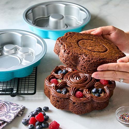 Pampered Chef® Überraschungskuchenform mit gefülltem Schokoladenkuchen und Beeren