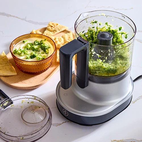 Pampered Chef® Elektrischer Multi-Zerkleinerer „Up & Down“ mit frisch gehackten Kräutern